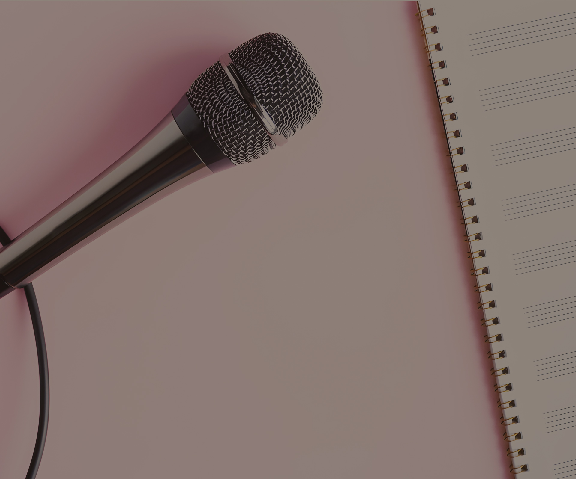 rosa-weißer Hintergrund, schwarzes Mikrofon, Notenblatt