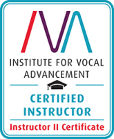 IVA –Vocaladvancement Institut, Zertifikat Instructor II, eckiger Button mit lila-rot-schwarz-türkis Farben