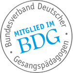 Logo vom Bundesverband Deutscher Gesangspädagogen, weißer Hintergrund, schwarz-blaue Schrift, runder Button